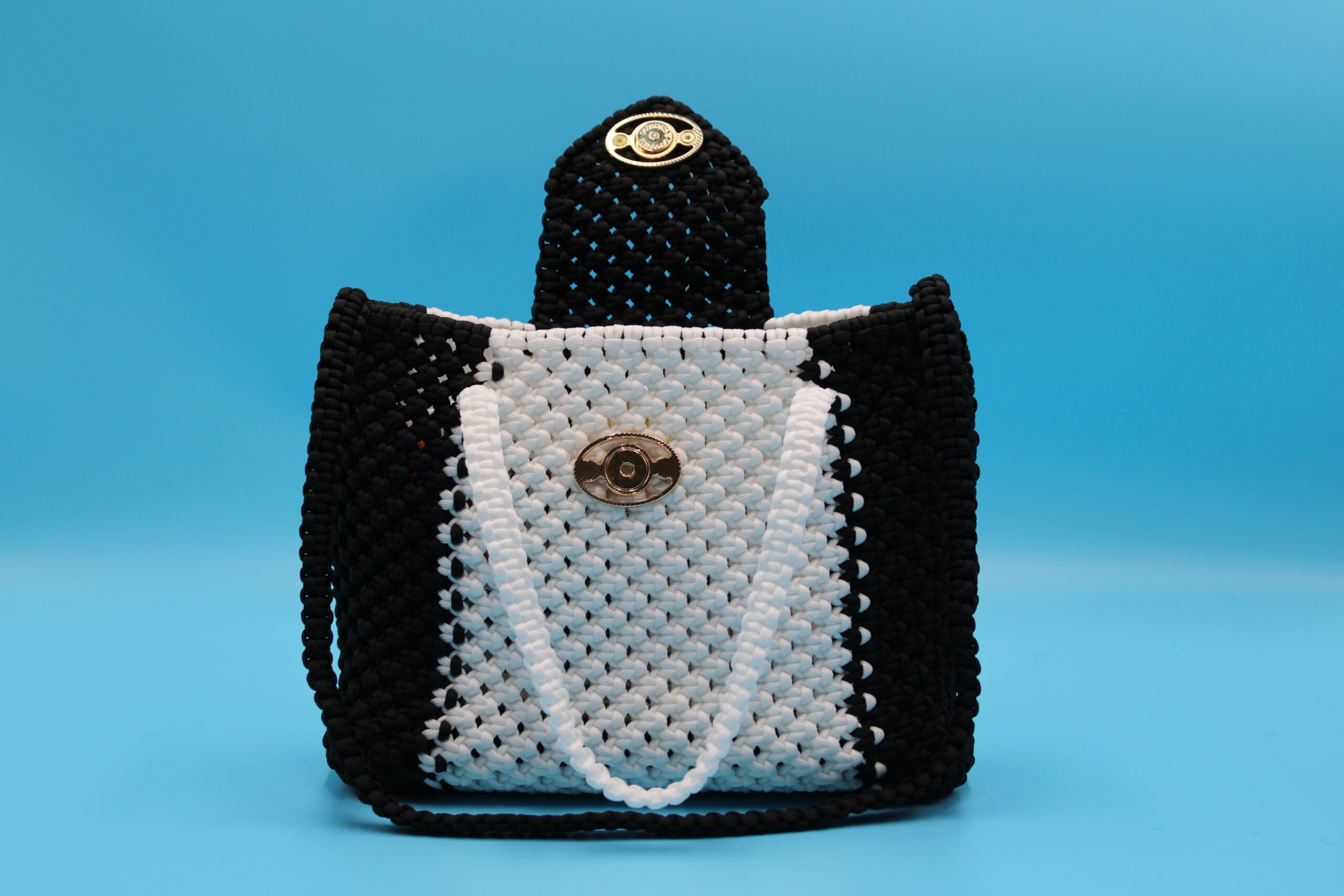 TOTE BAG BLACK AND WHITE COLOR  100% HAND-WOVEN WITH THE SMALL INTERNAL POCKET