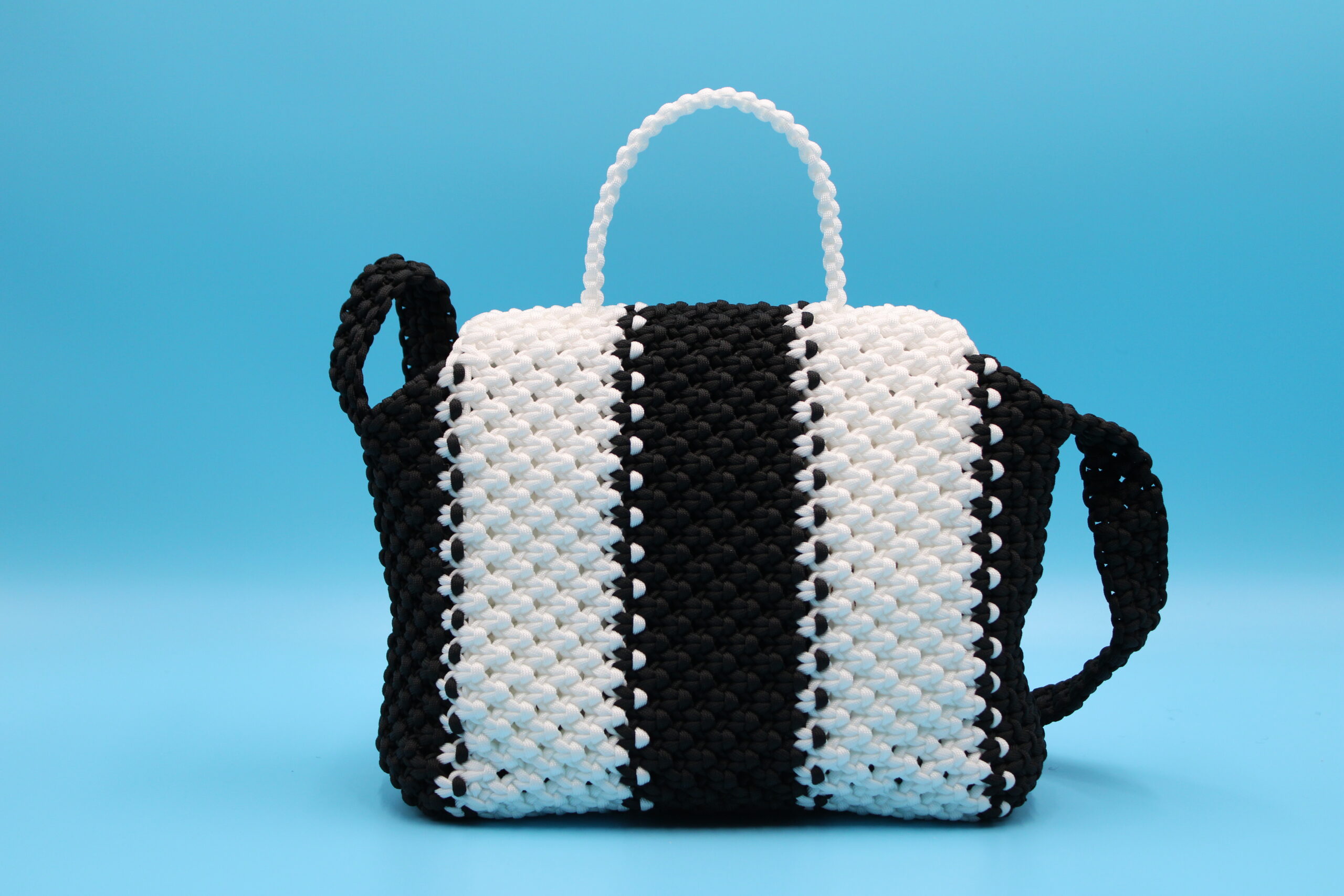 TOTE BAG BLACK AND WHITE COLOR  100% HAND-WOVEN WITH THE SMALL INTERNAL POCKET