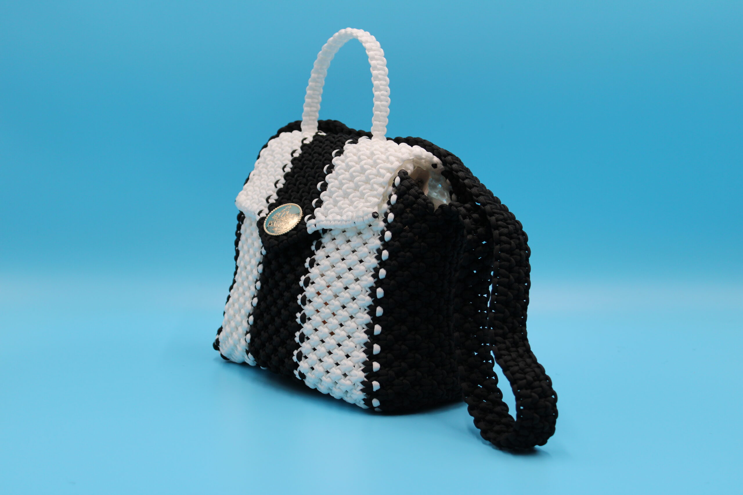 TOTE BAG BLACK AND WHITE COLOR  100% HAND-WOVEN WITH THE SMALL INTERNAL POCKET