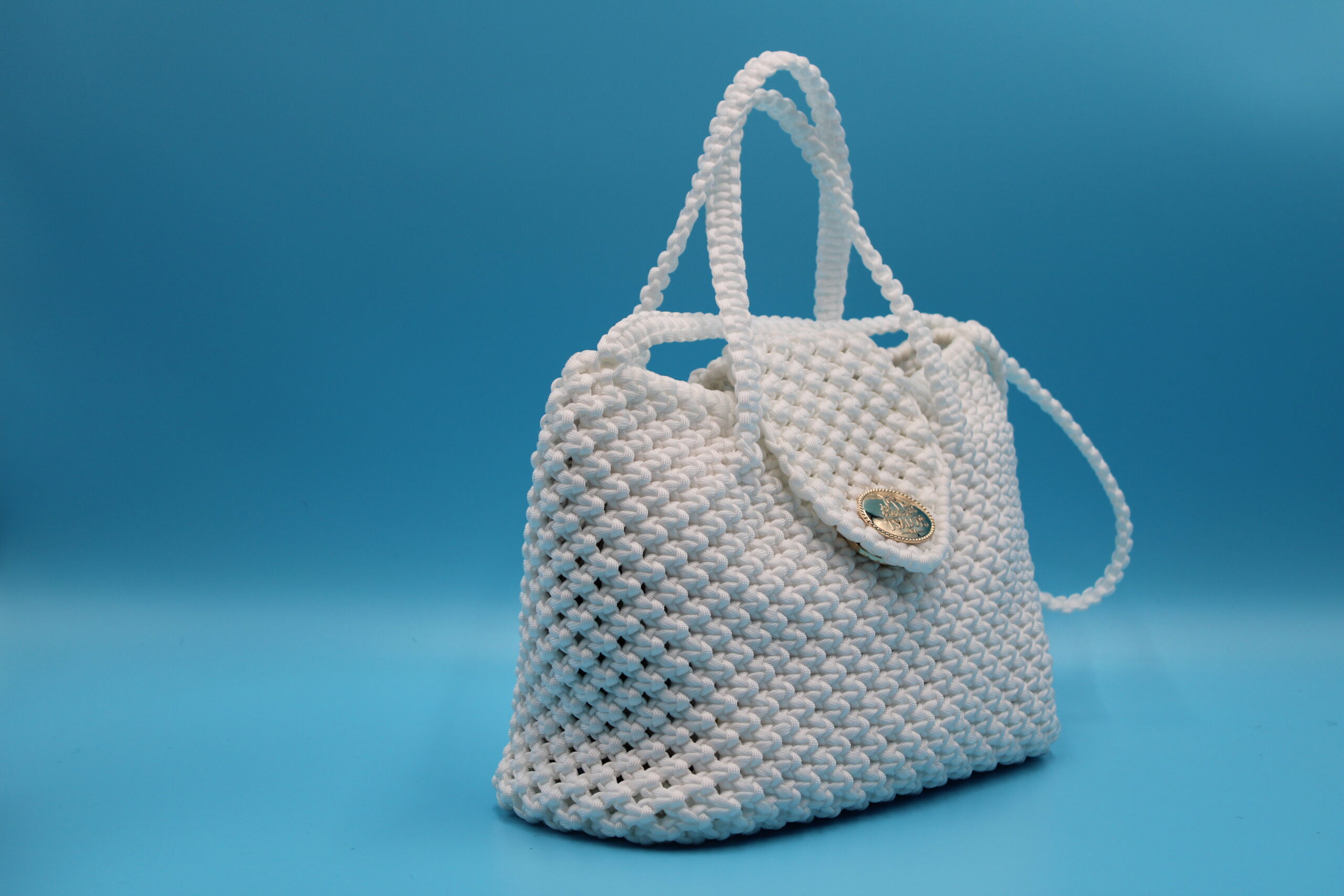 TOTE BAG WHITE COLORS WITH HALF CLOSED TOP 100% HAND-WOVEN