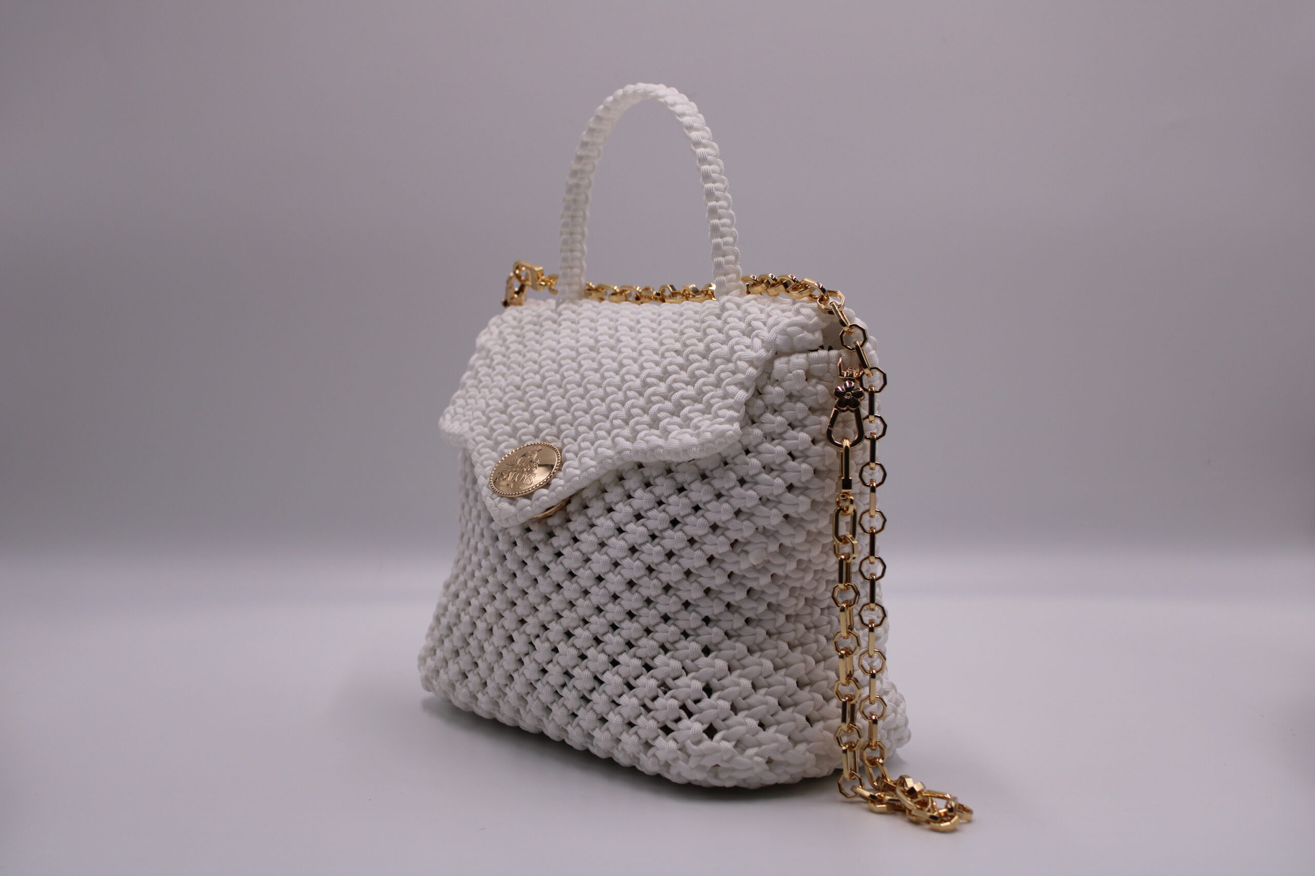 MINTANGNI BENG WHITE COLOR BAG  100% HAND-WOVEN WITH THE SMALL INTERNAL POCKET AND GOLDEN METAL CHAIN