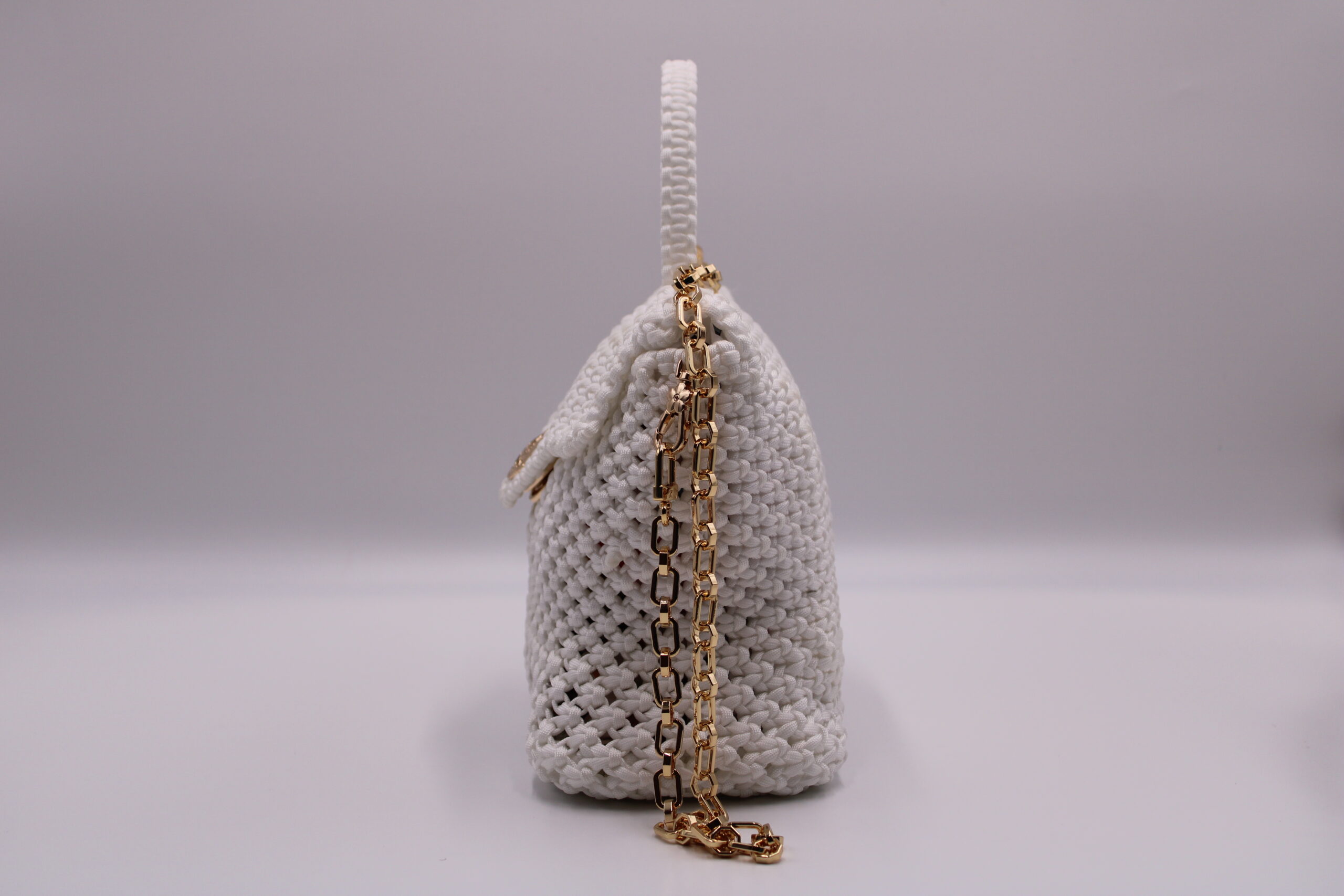 MINTANGNI BENG WHITE COLOR BAG  100% HAND-WOVEN WITH THE SMALL INTERNAL POCKET AND GOLDEN METAL CHAIN