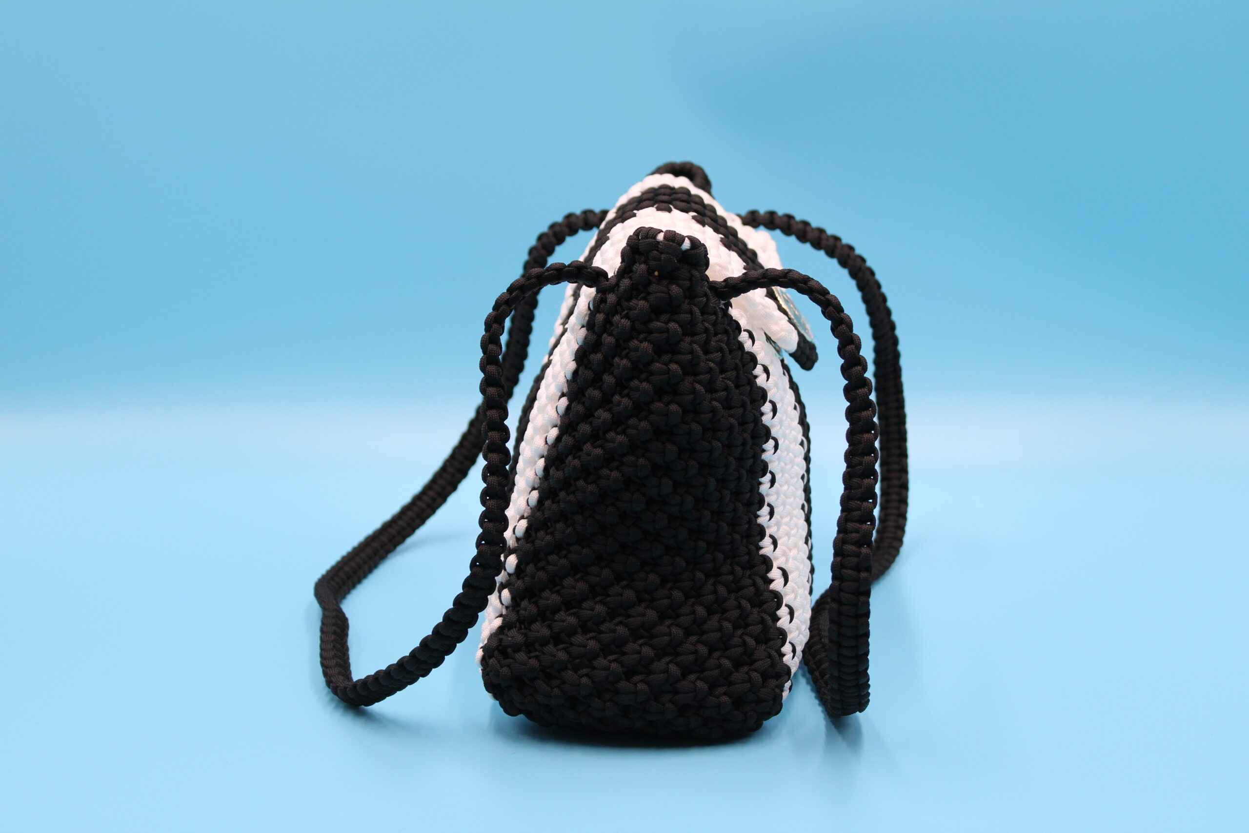 TOTE BAG BLACK AND WHITE COLOR WITH CLOSED TOP 100% HAND-WOVEN WITH THE SMALL INTERNAL BAG