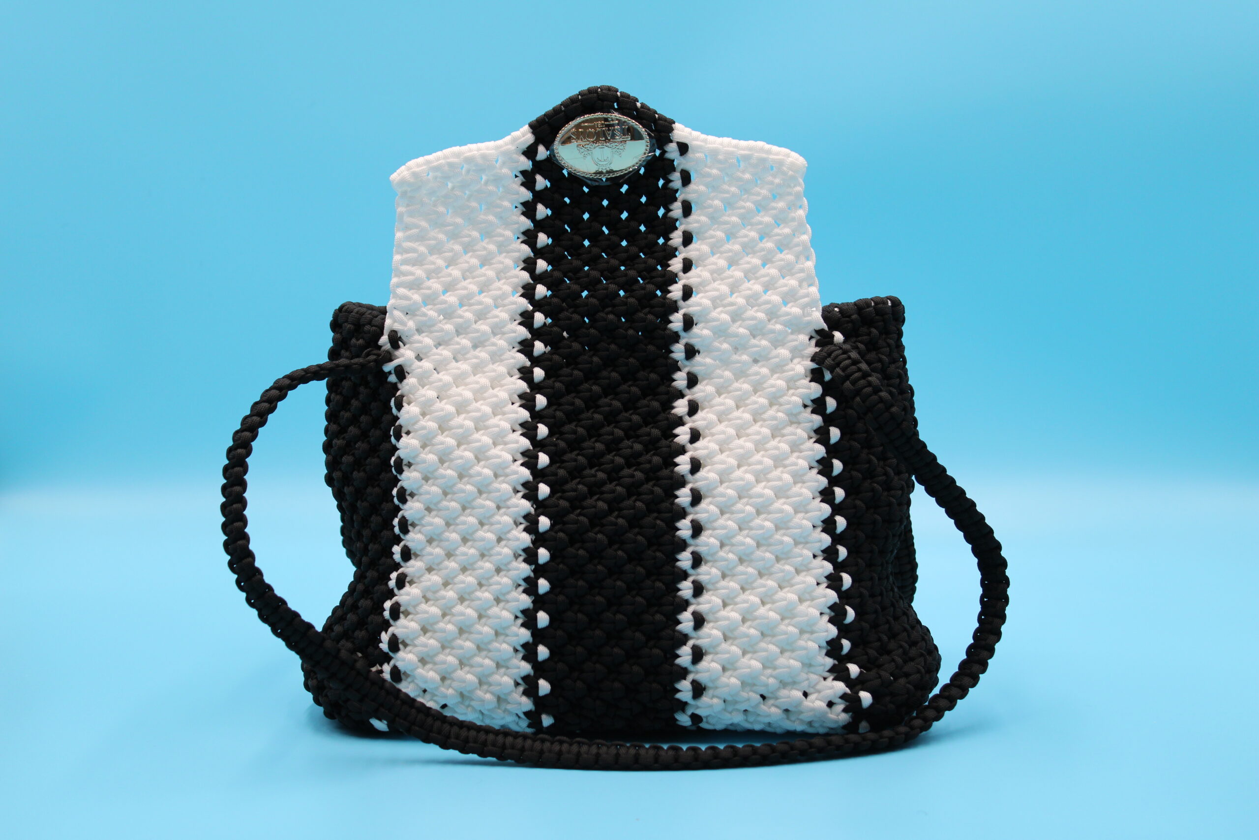 TOTE BAG BLACK AND WHITE COLOR WITH CLOSED TOP 100% HAND-WOVEN WITH THE SMALL INTERNAL BAG